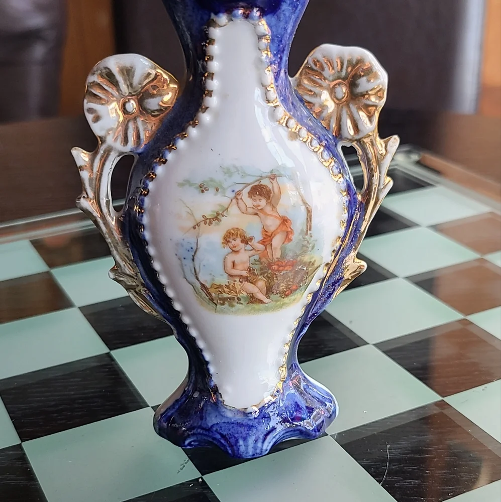 Victoria Vintage Bud Vase collectible